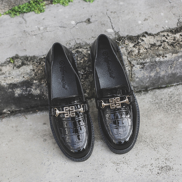 Modern női lakkcipő fekete fém elemmel