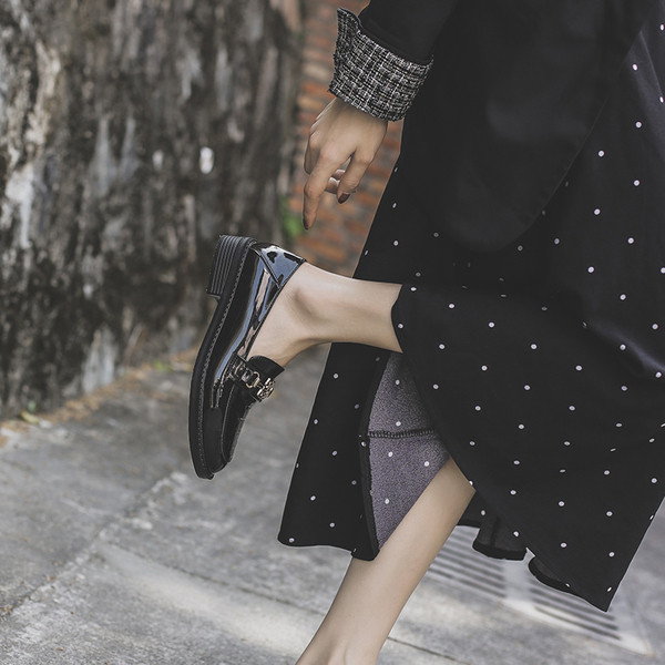 Modern női lakkcipő fekete fém elemmel