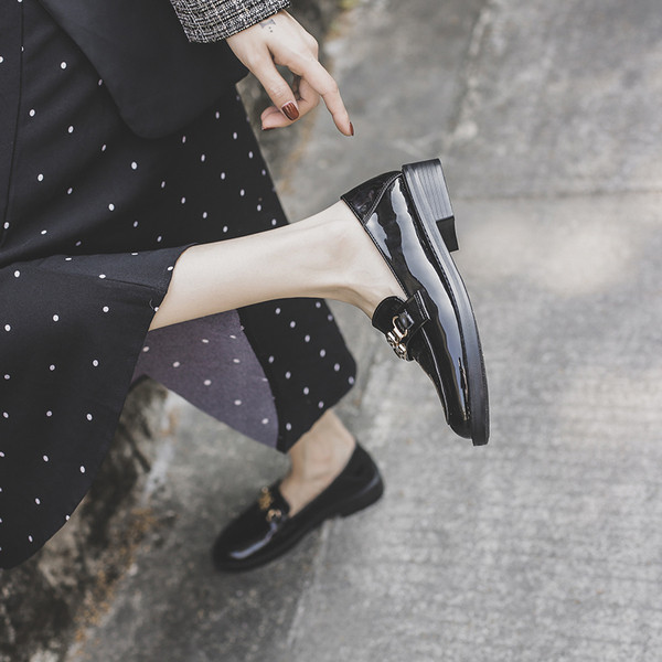 Modern női lakkcipő fekete fém elemmel