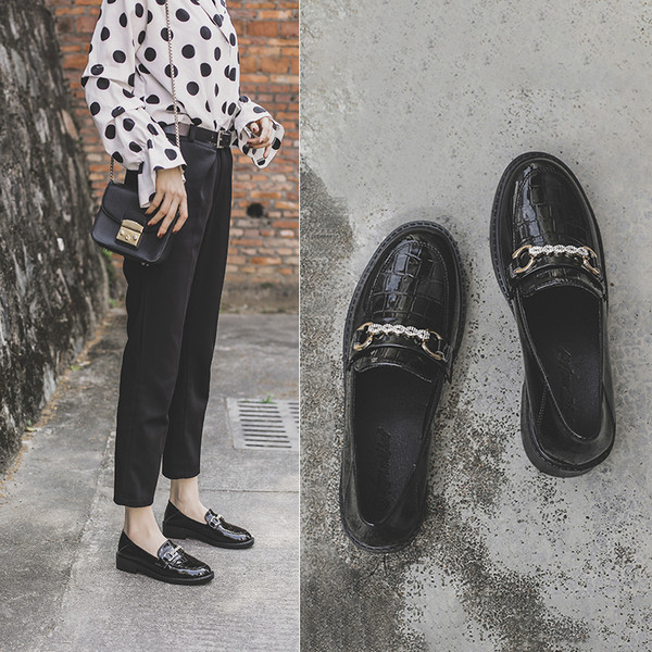 Lapos talpú, fekete színű női alkalmi cipő