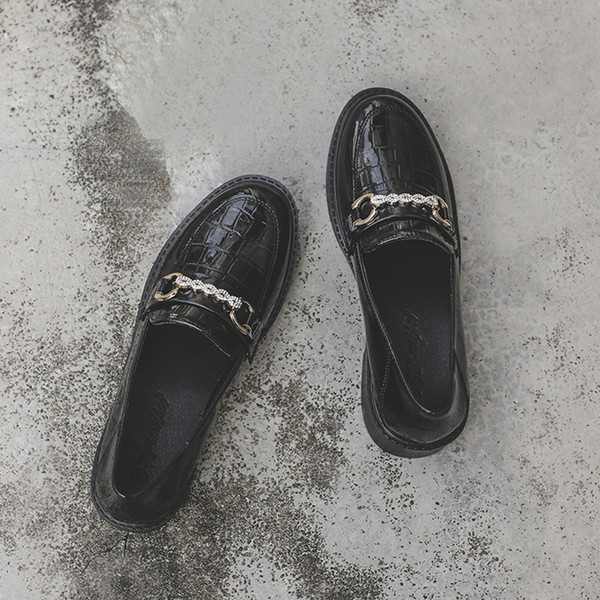 Lapos talpú, fekete színű női alkalmi cipő