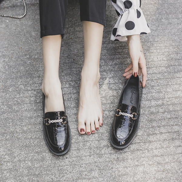 Lapos talpú, fekete színű női alkalmi cipő