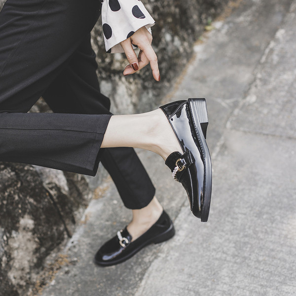 Lapos talpú, fekete színű női alkalmi cipő