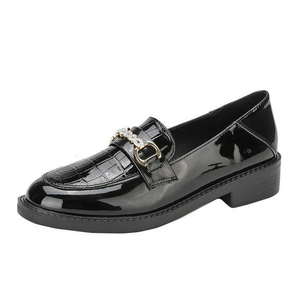 Lapos talpú, fekete színű női alkalmi cipő