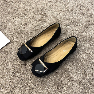 Női alkalmi cipő lapos talppal és díszítéssel