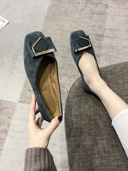 Női alkalmi cipő lapos talppal és díszítéssel