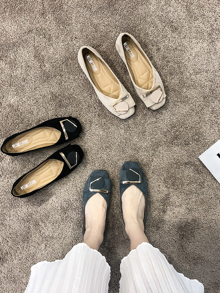 Női alkalmi cipő lapos talppal és díszítéssel