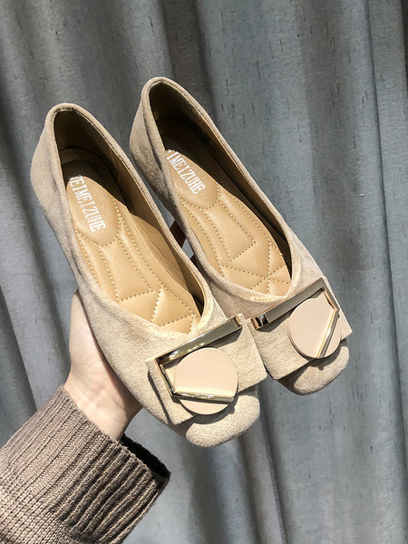 Női alkalmi cipő lapos talppal és díszítéssel