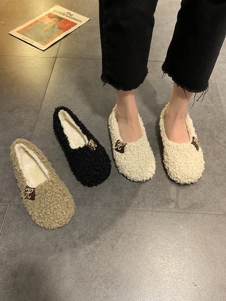 Alkalmi cipő lapos talppal és fém elemmel