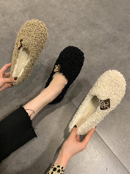 Alkalmi cipő lapos talppal és fém elemmel