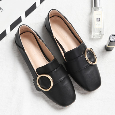 Női bőrcipő csattal és lapos talppal