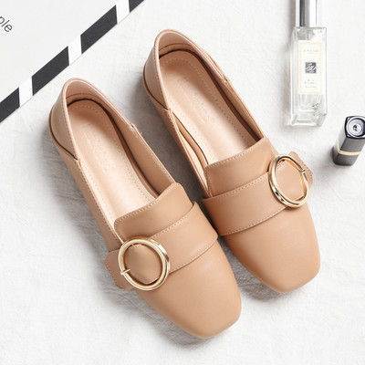 Női bőrcipő csattal és lapos talppal