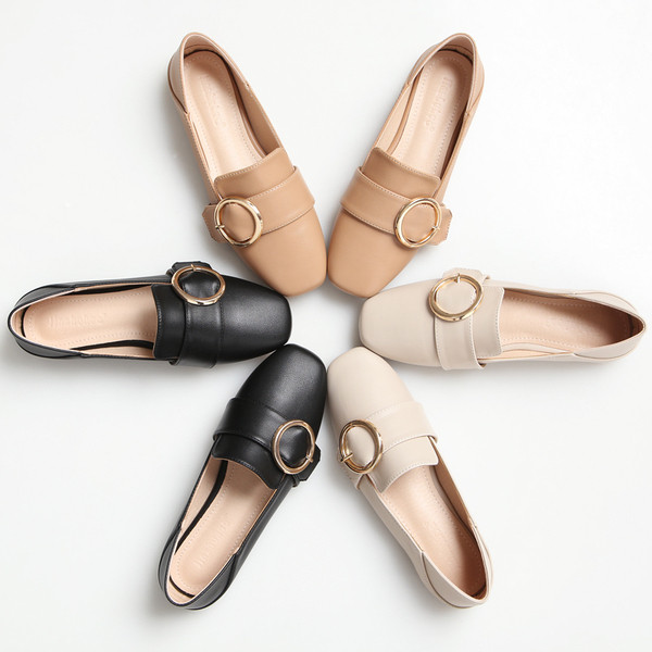 Női bőrcipő csattal és lapos talppal