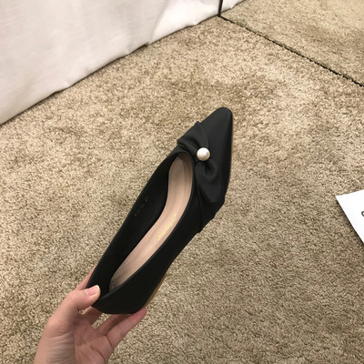 Gyönggyel kihegyezett női alkalmi cipő modell