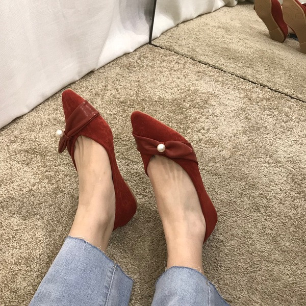 Gyönggyel kihegyezett női alkalmi cipő modell