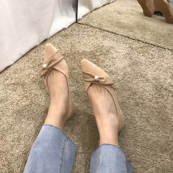 Gyönggyel kihegyezett női alkalmi cipő modell