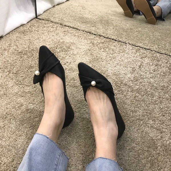 Gyönggyel kihegyezett női alkalmi cipő modell