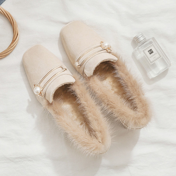 Új modell női alkalmi cipő gyöngyökkel és sarokkal