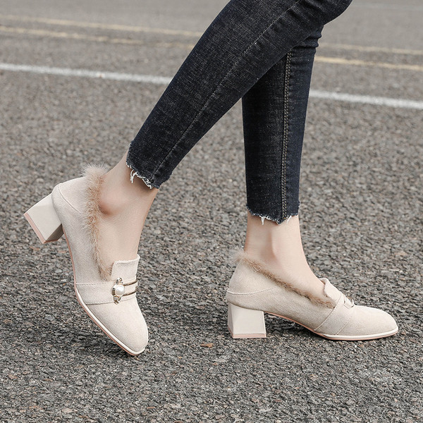 Új modell női alkalmi cipő gyöngyökkel és sarokkal