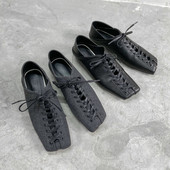 Modern női cipők új modellje lapos talppal és fűzővel