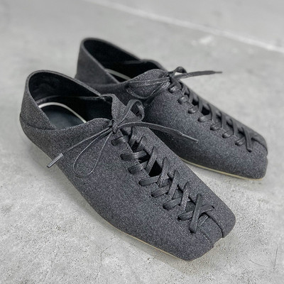 Modern női cipők új modellje lapos talppal és fűzővel