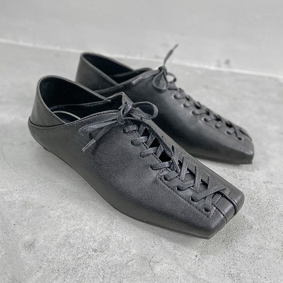 Modern női cipők új modellje lapos talppal és fűzővel