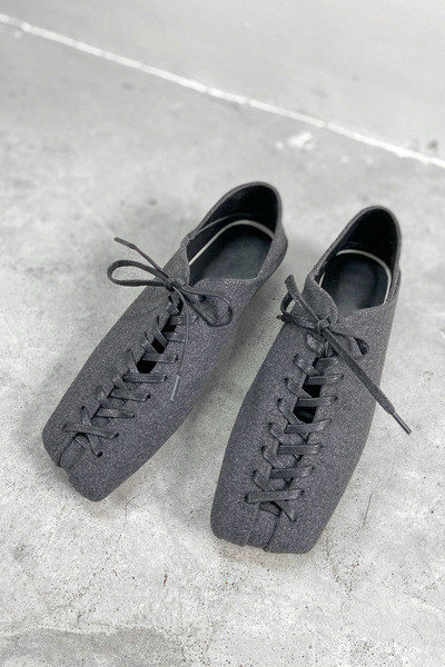 Modern női cipők új modellje lapos talppal és fűzővel