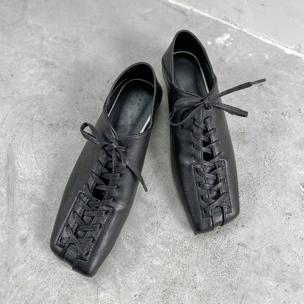 Modern női cipők új modellje lapos talppal és fűzővel