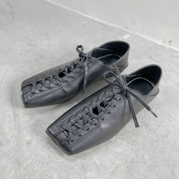 Modern női cipők új modellje lapos talppal és fűzővel