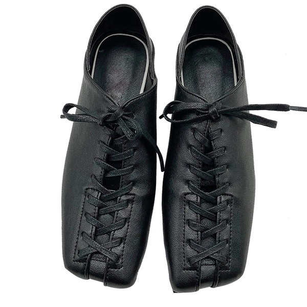 Modern női cipők új modellje lapos talppal és fűzővel