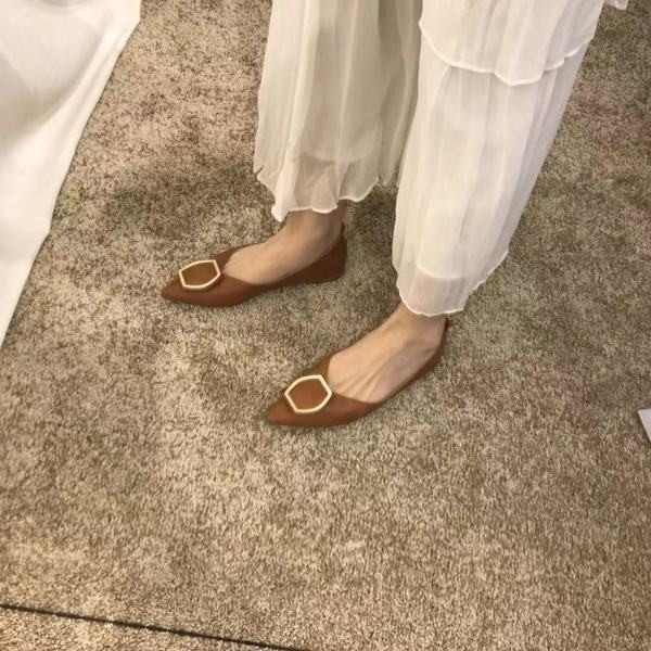 Öko bőrből készült női cipő új modellje - hegyes modell