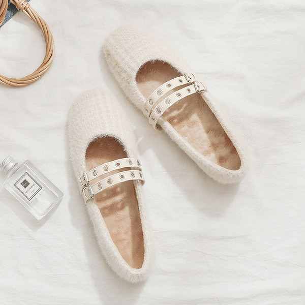 Alkalmi női cipő csattal és lapos talppal