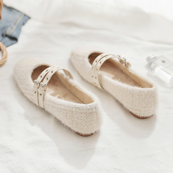 Alkalmi női cipő csattal és lapos talppal