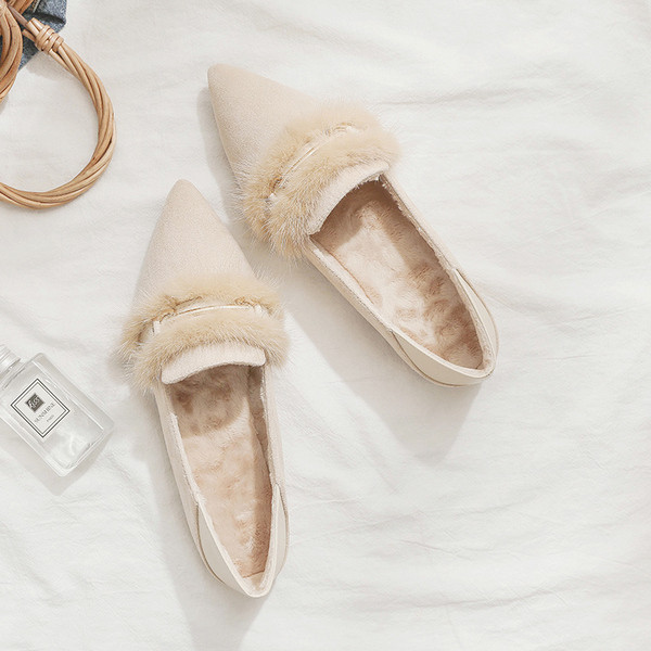 Alkalmi női cipő pehelyes - hegyes modellel