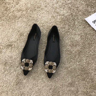 Modern női cipő hegyes modell kövekkel