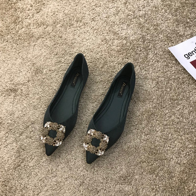 Modern női cipő hegyes modell kövekkel