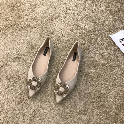 Modern női cipő hegyes modell kövekkel