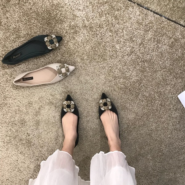 Modern női cipő hegyes modell kövekkel