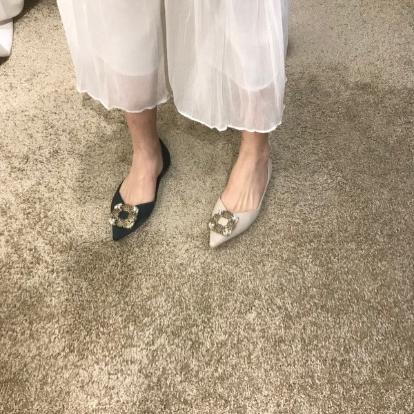 Modern női cipő hegyes modell kövekkel