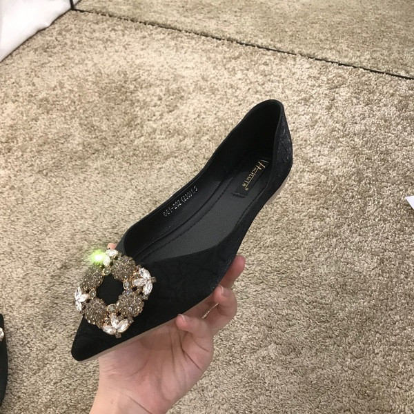 Modern női cipő hegyes modell kövekkel