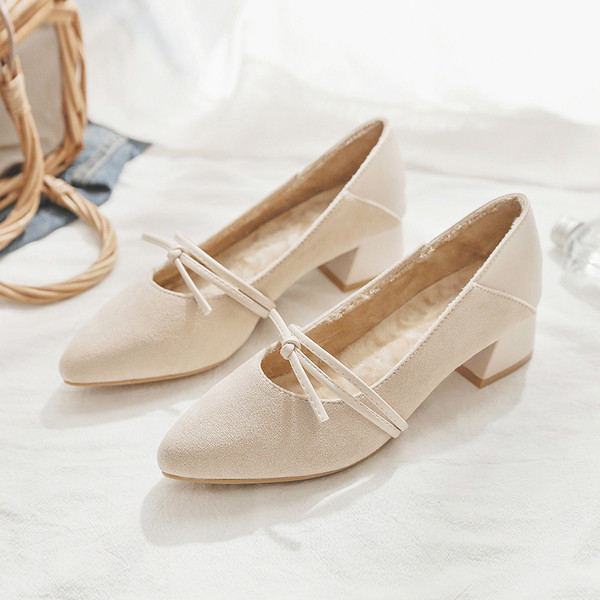 Női alkalmi cipő szalaggal és meleg béléssel