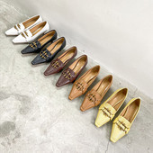 Öko bőrből készült, kihegyezett női cipő modell, fém díszítéssel és alacsony sarkú