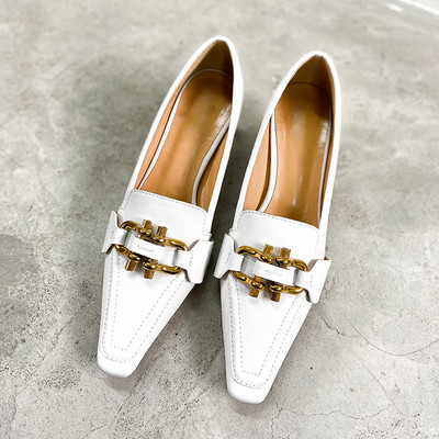 Öko bőrből készült, kihegyezett női cipő modell, fém díszítéssel és alacsony sarkú