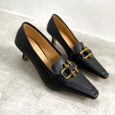 Öko bőrből készült, kihegyezett női cipő modell, fém díszítéssel és alacsony sarkú