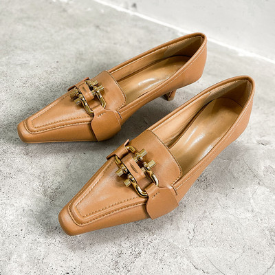 Öko bőrből készült, kihegyezett női cipő modell, fém díszítéssel és alacsony sarkú