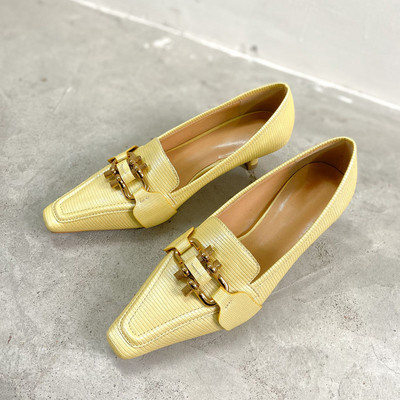 Öko bőrből készült, kihegyezett női cipő modell, fém díszítéssel és alacsony sarkú