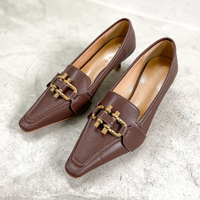 Öko bőrből készült, kihegyezett női cipő modell, fém díszítéssel és alacsony sarkú