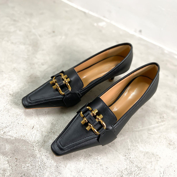 Öko bőrből készült, kihegyezett női cipő modell, fém díszítéssel és alacsony sarkú