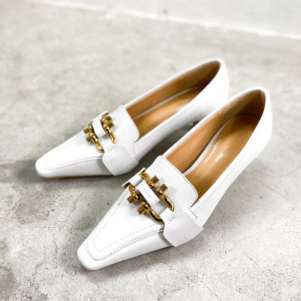 Öko bőrből készült, kihegyezett női cipő modell, fém díszítéssel és alacsony sarkú