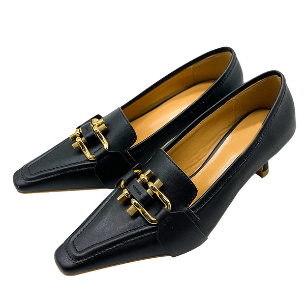 Öko bőrből készült, kihegyezett női cipő modell, fém díszítéssel és alacsony sarkú